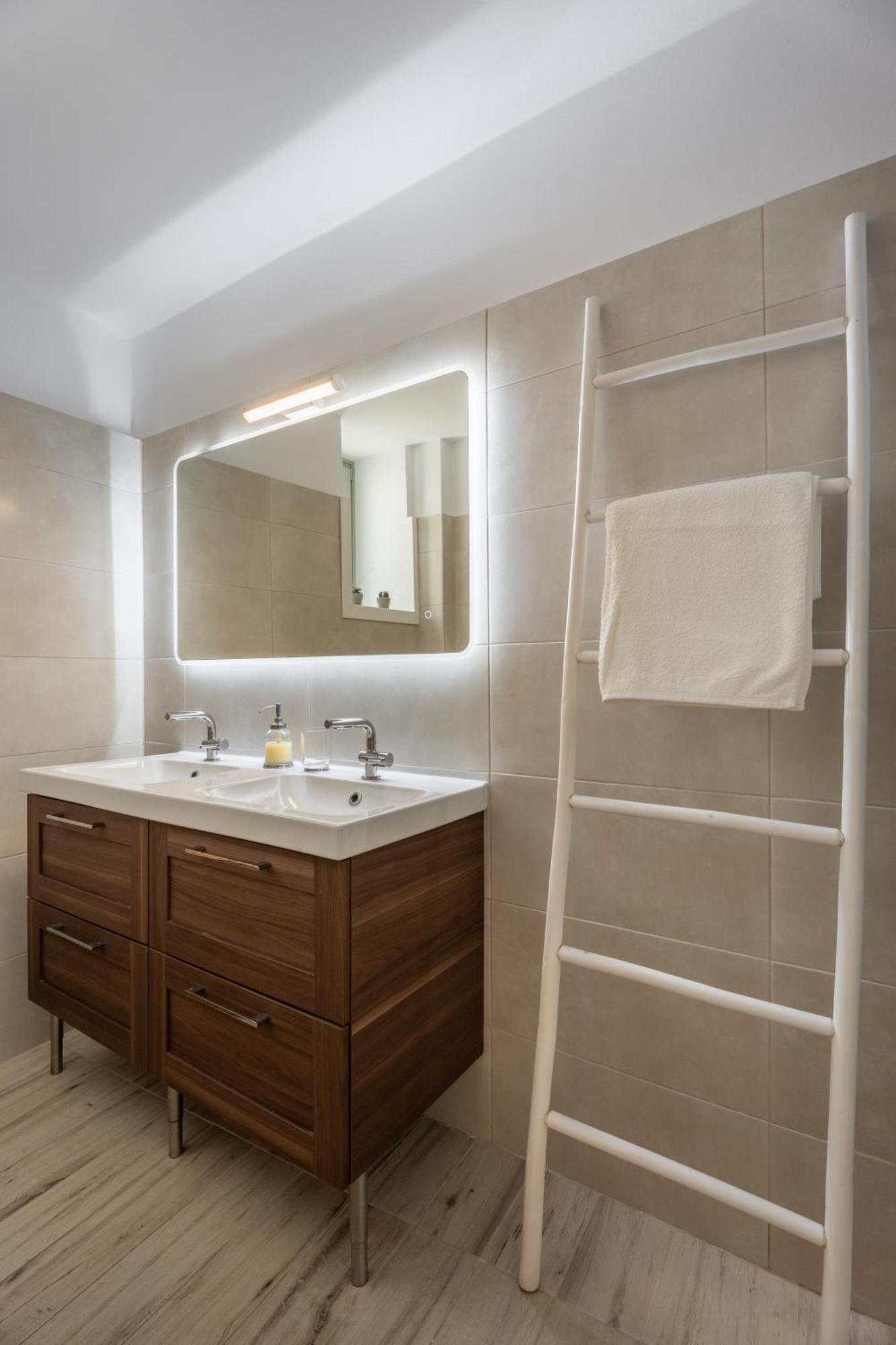 Caper-2 Bedroom Traditional Home With Amazing View Nausa Zewnętrze zdjęcie